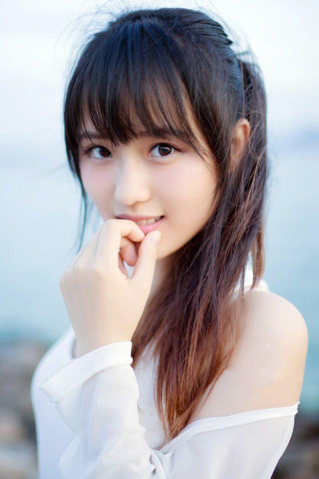 我早就想通了，人们埋怨一成不变，但也埋怨居无定所，人们其实都无所谓，只是要给日子找点岔子而已，似乎只有违背现在的生活，才真正懂得了生活，生活就是一个婊子一个戏子一个你能想到的—切，你所有的比喻就往里面扔吧，你总是对的。因为生活太强大了，最强者总是懒得跟你反驳，甚至任你修饰，然后悄悄地把锅盖盖住。——韩寒《我想和这个世界谈谈》